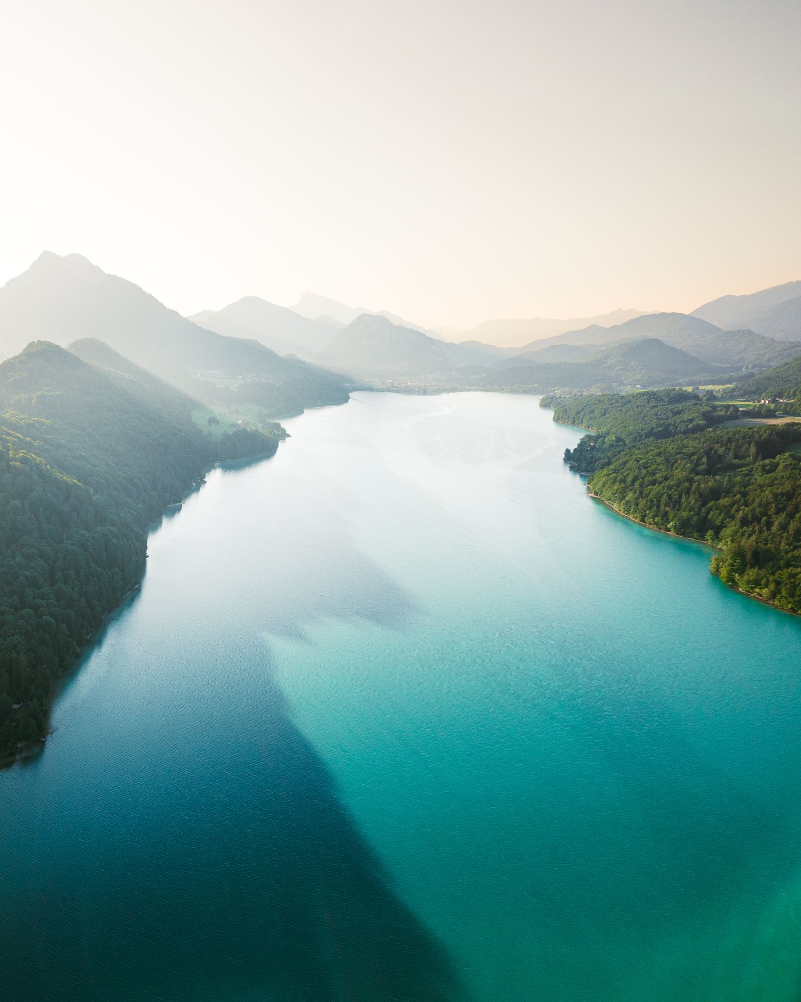 Der Fuschlsee von oben, umgeben von Wald und Bergen